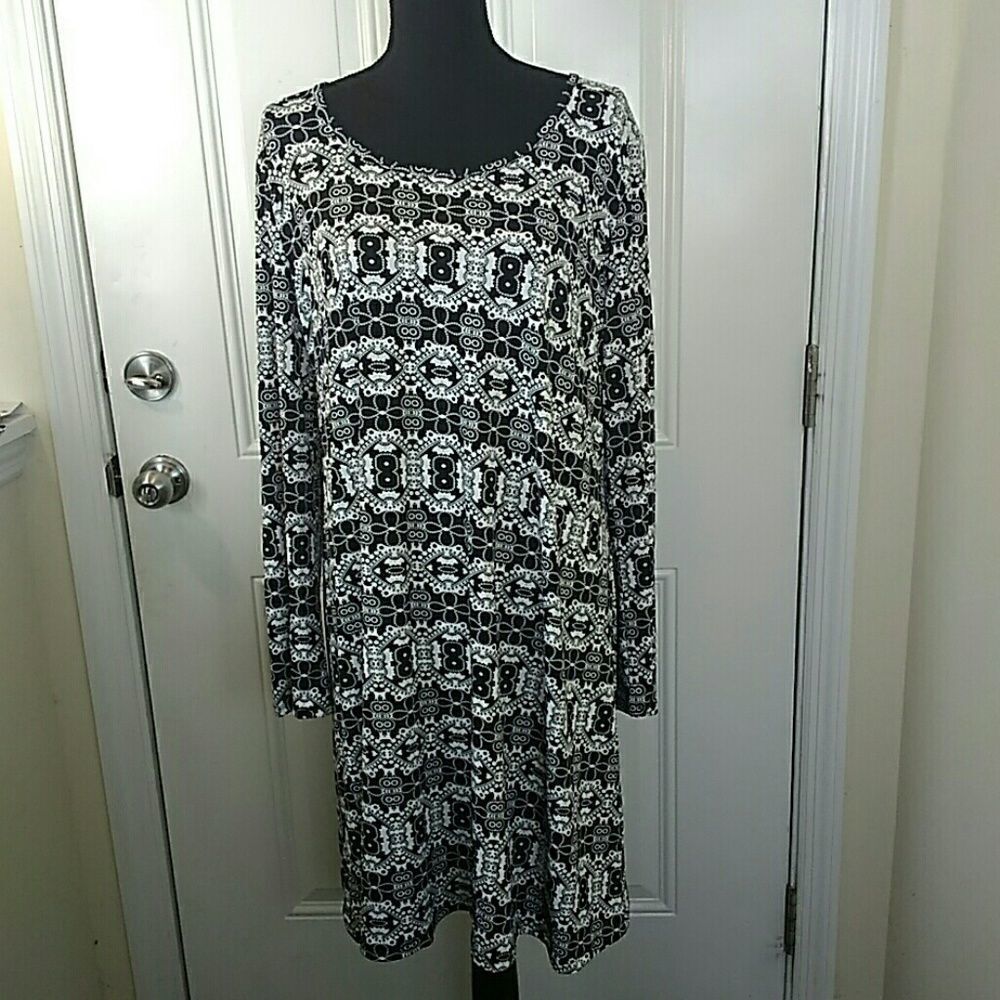 Three Seasons black and white maternity dress